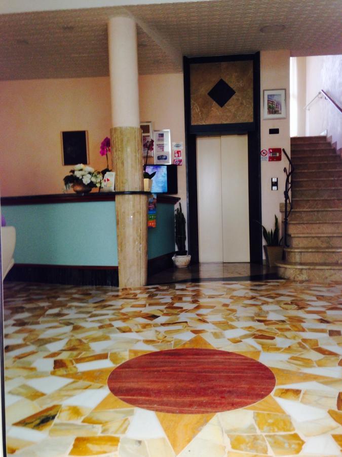 Hotel Lazzarini เบลลาเรีย-อีเจอา มารีนา ภายนอก รูปภาพ