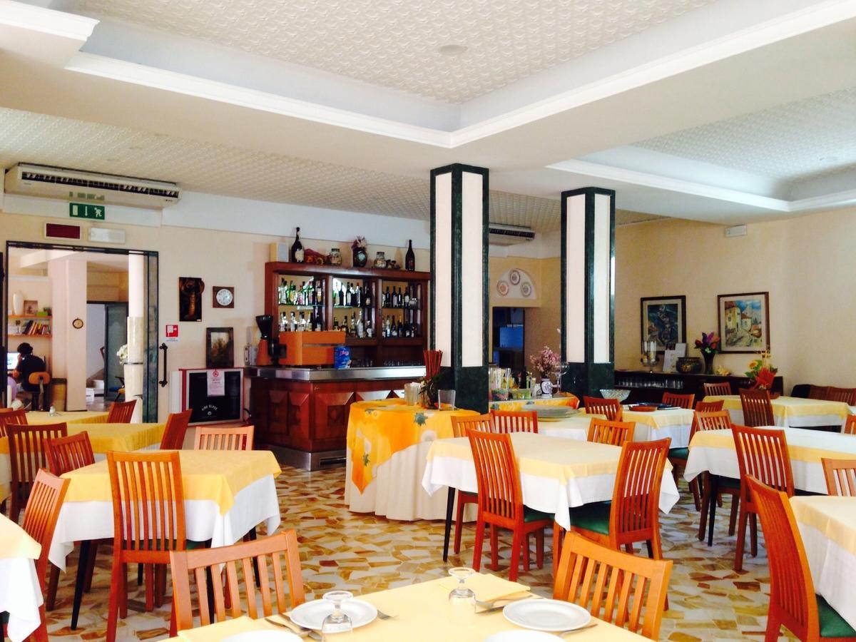 Hotel Lazzarini เบลลาเรีย-อีเจอา มารีนา ภายนอก รูปภาพ