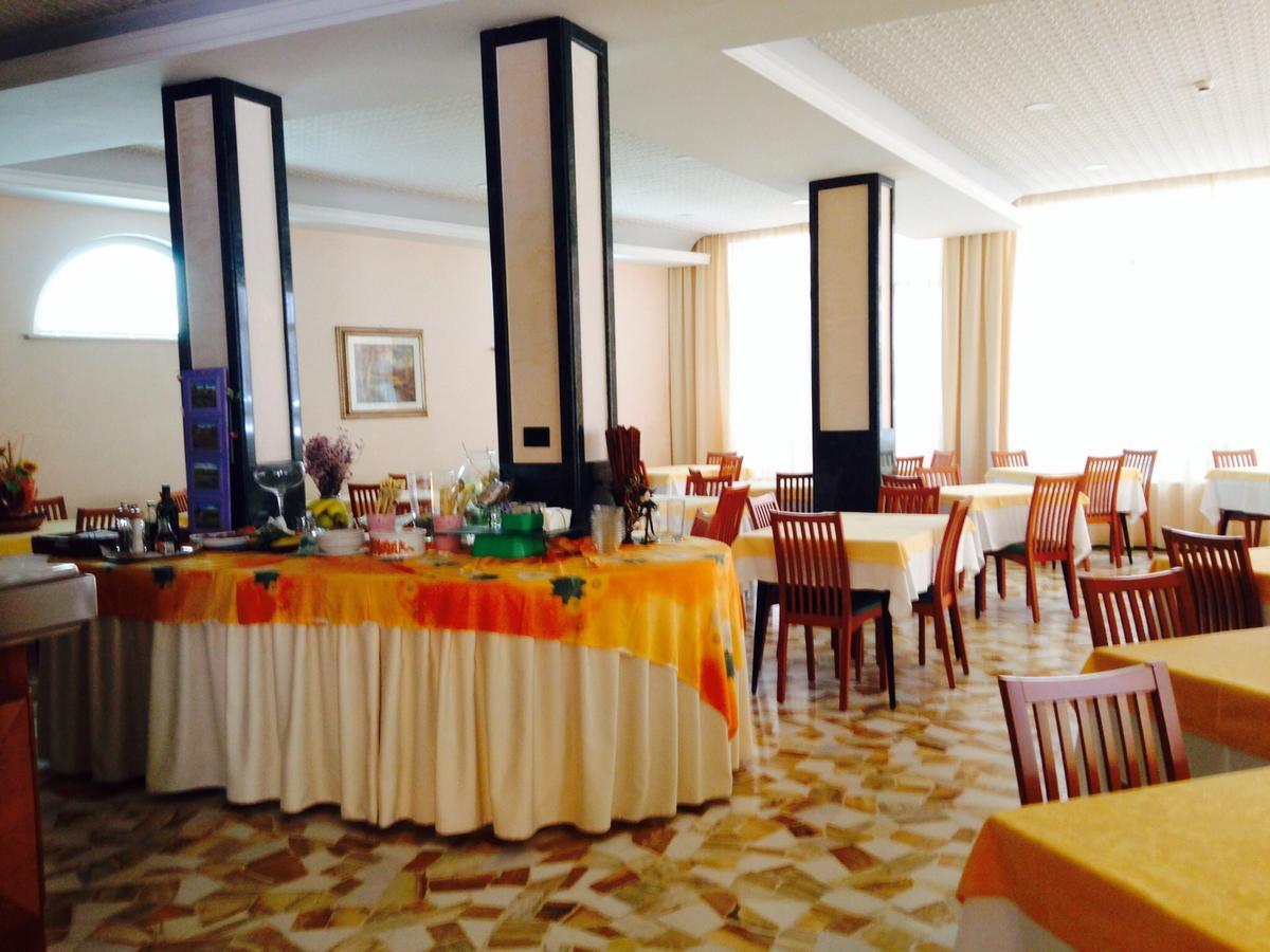 Hotel Lazzarini เบลลาเรีย-อีเจอา มารีนา ภายนอก รูปภาพ